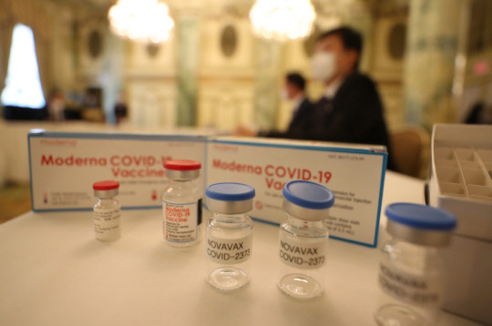 지난 22일 오전(현지시간) 워싱턴 한 호텔에서 열린 '한미 백신 기업 파트너십 행사'에 노바백스 ,모더나 백신이 전시돼 있다. 이날 행사에서 노바백스와 모더나는 우리나라 업체와 연구, 생산 협력 MOU를 체결했다. 연합뉴스